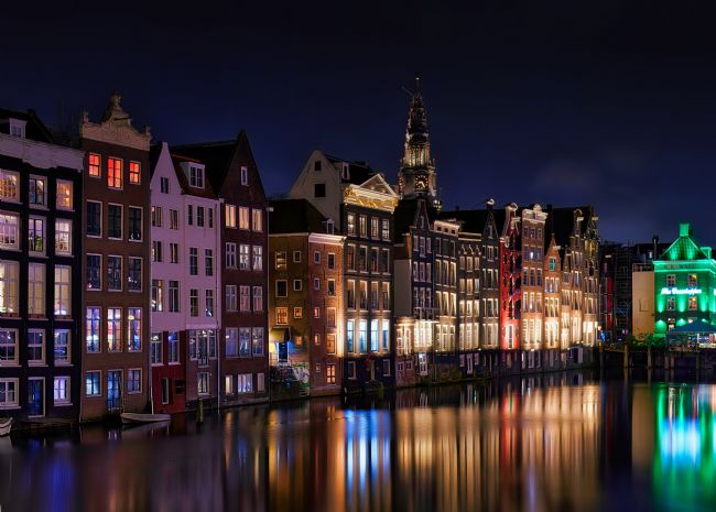 Janet Carmichael | The Dancing Houses of Damrak in Amsterdam