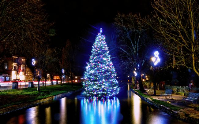 Janet Carmichael | Christmas at Bourton in the Water